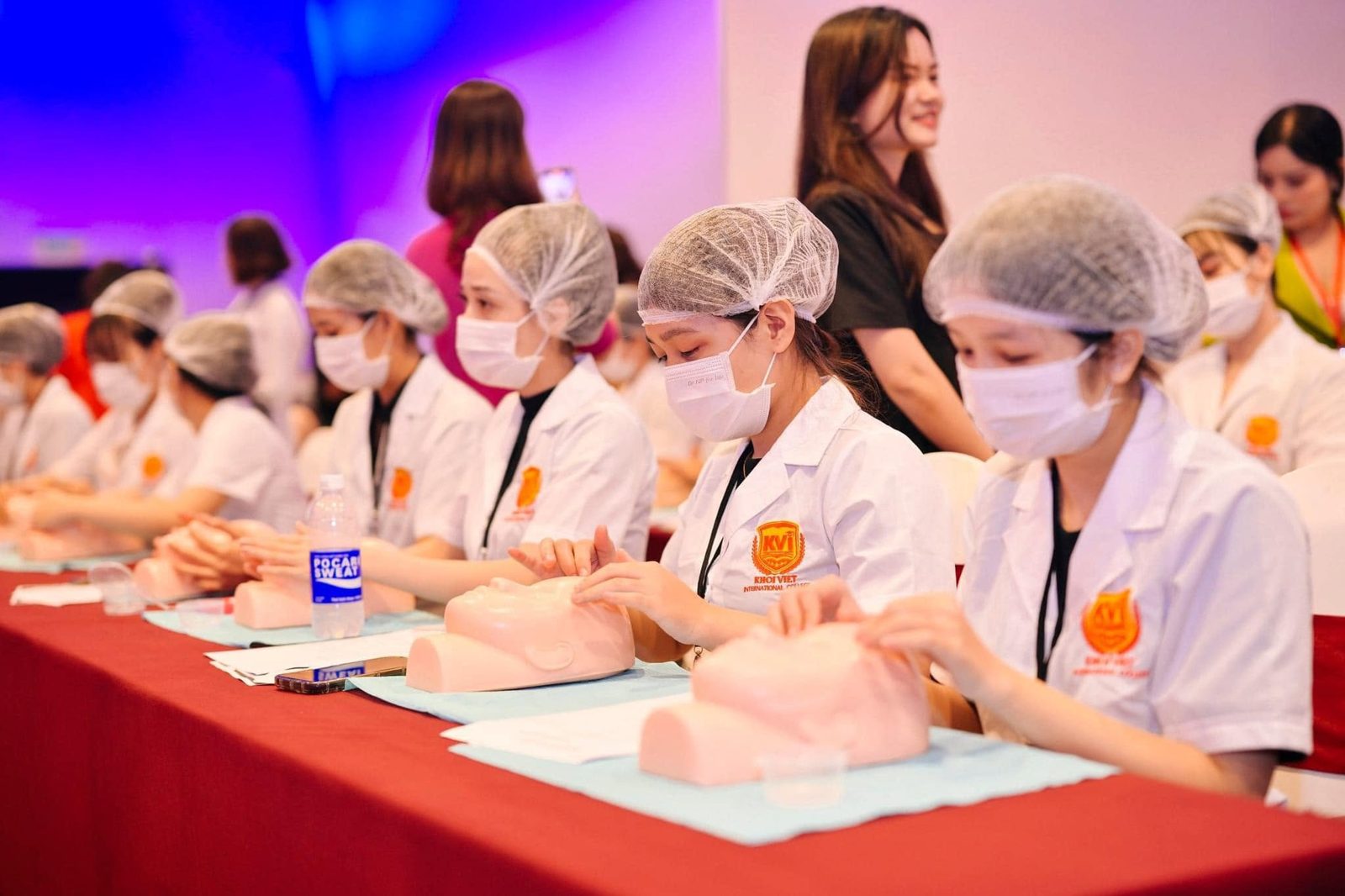 Học viên Khôi Việt thực hành trên mô hình trong phần giao lưu tay nghề