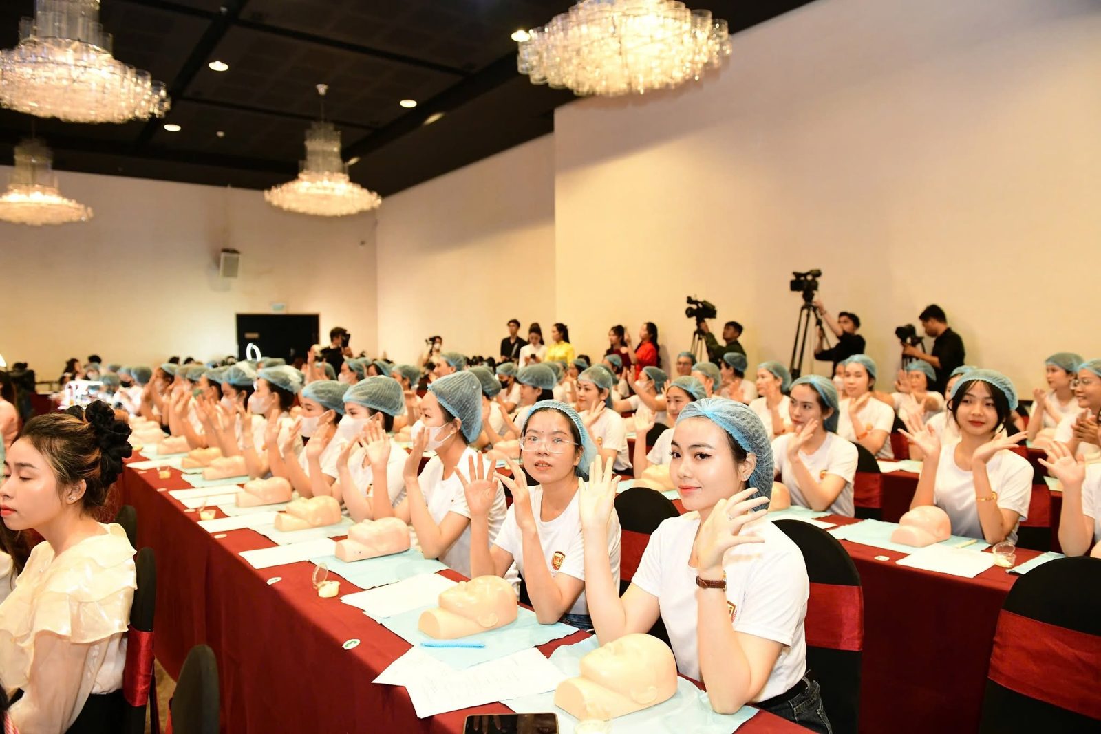 Hội trường với nhiều dãy bàn học viên đang thi