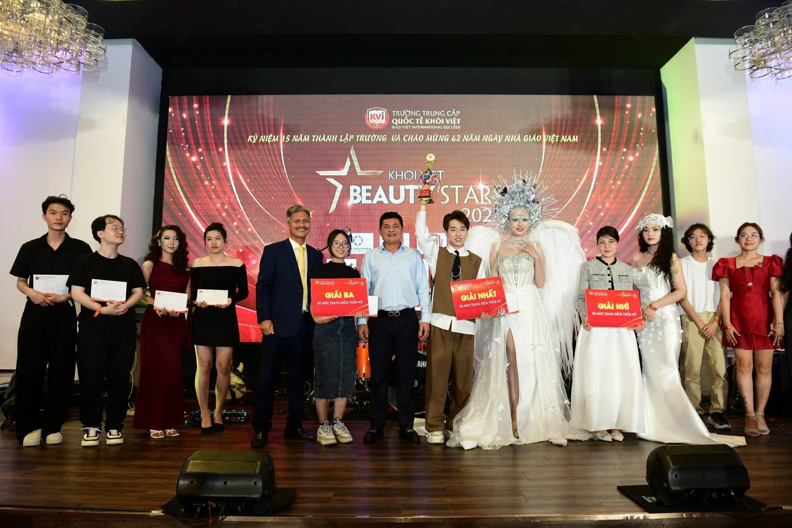 Trao cúp tại chương trình Khôi Việt Beauty Stars 2023