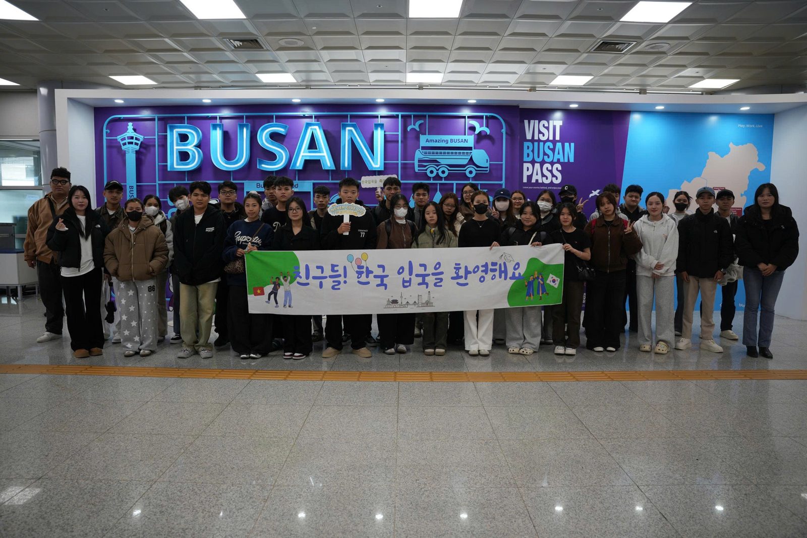 Đoàn tân sinh viên tại sân bay Busan