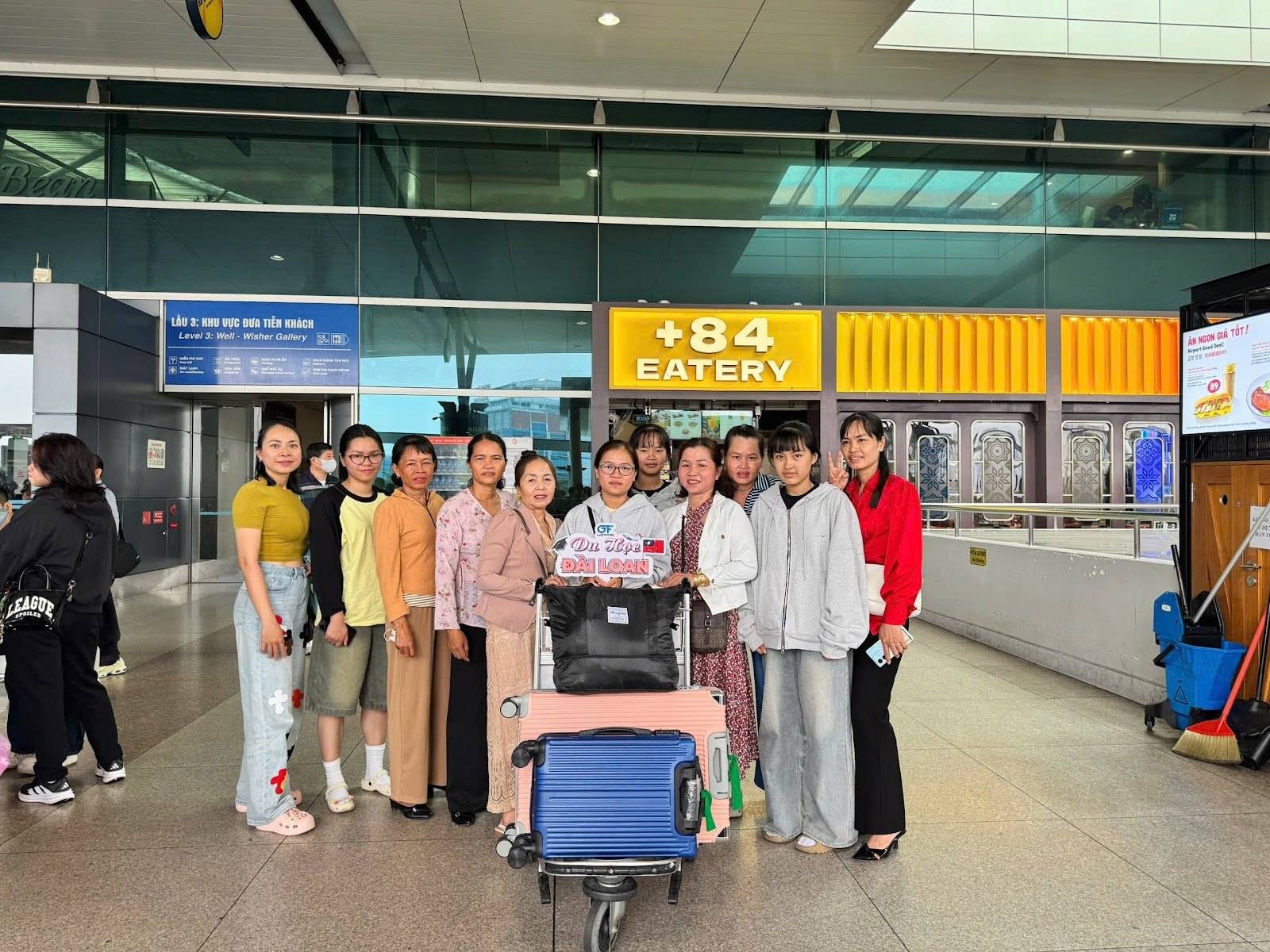 Gia đình, bạn bè tiễn hai học viên