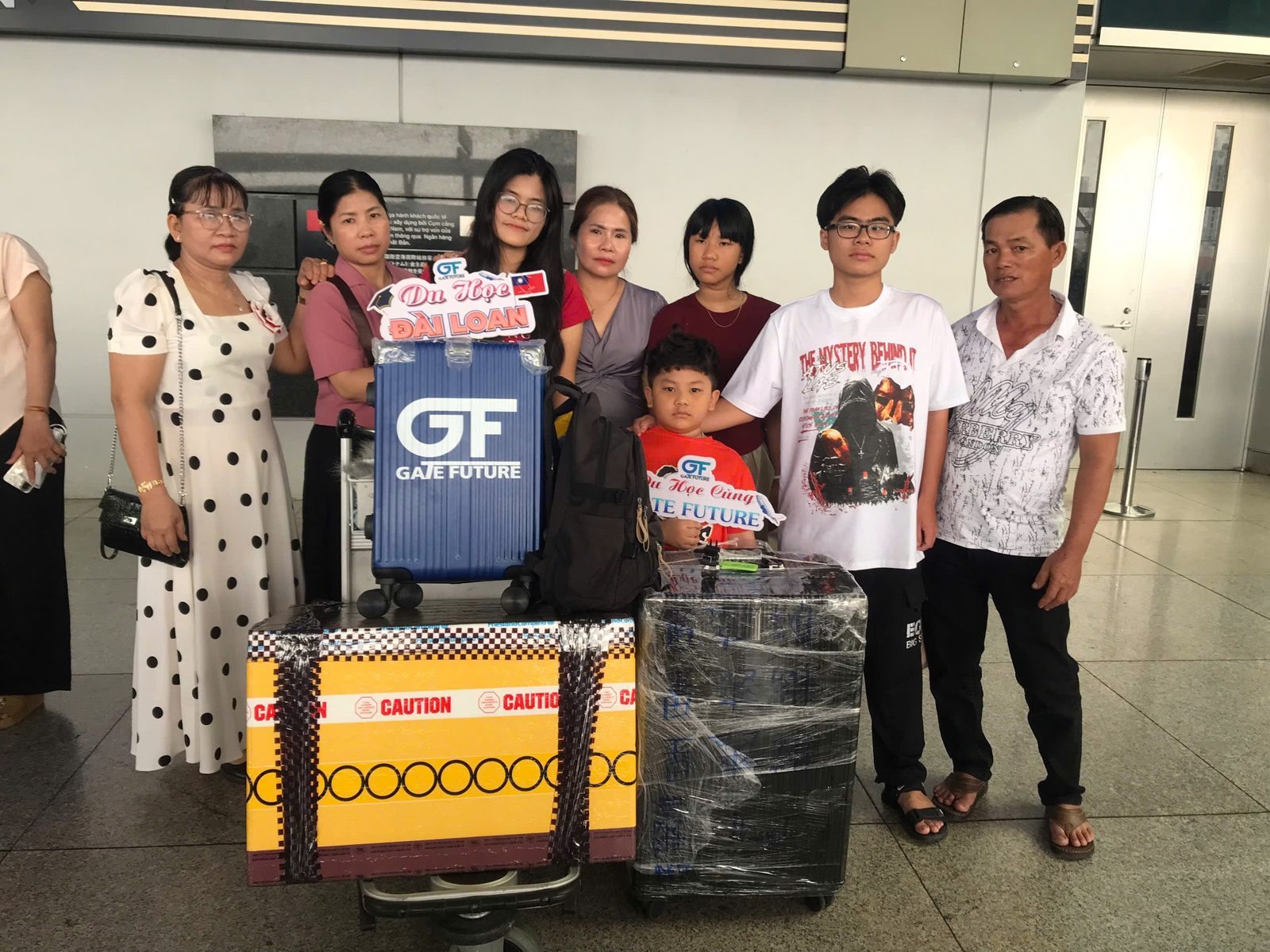 Gia đình tiễn Phan Thúy Duy