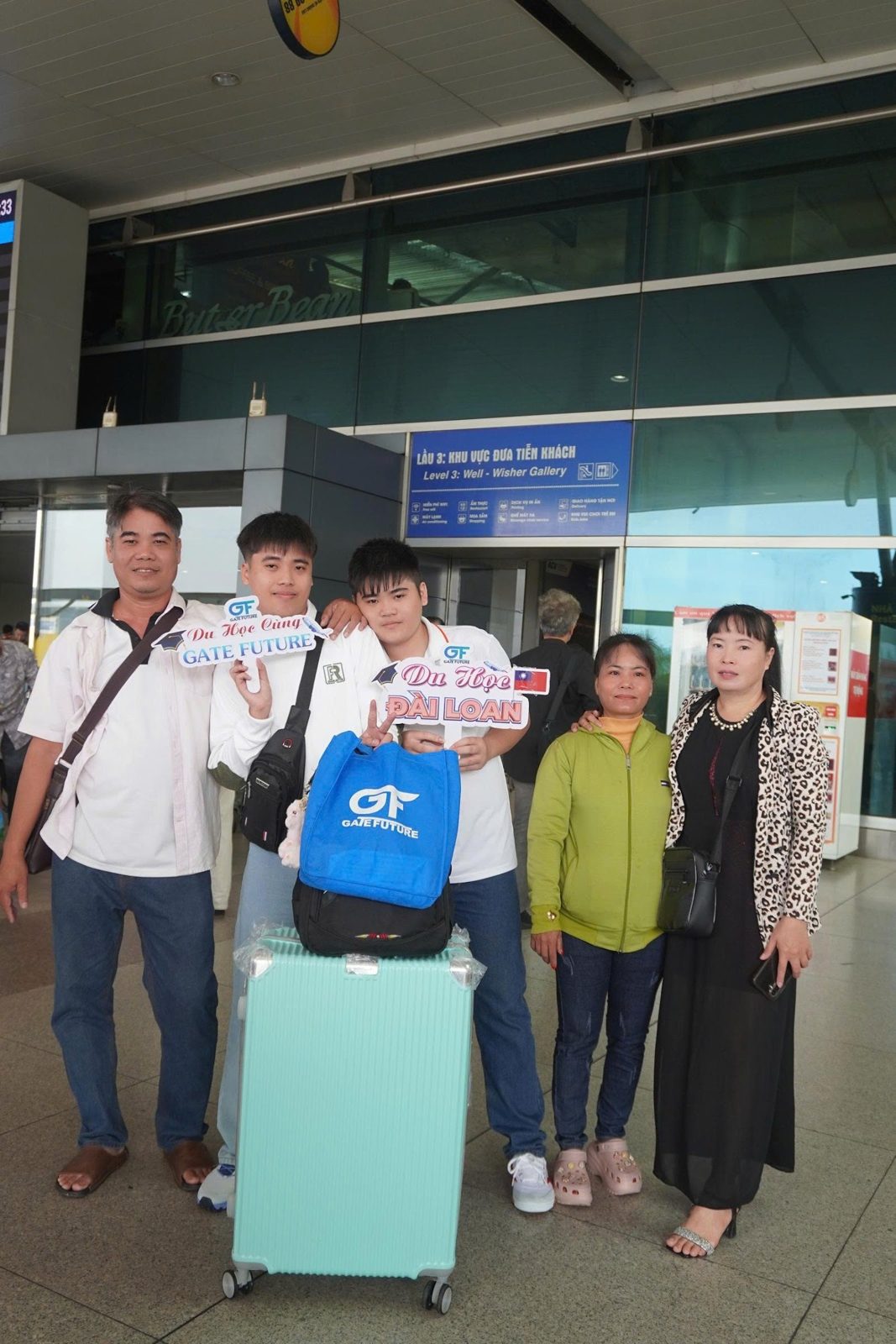 Gia đình tiễn học viên