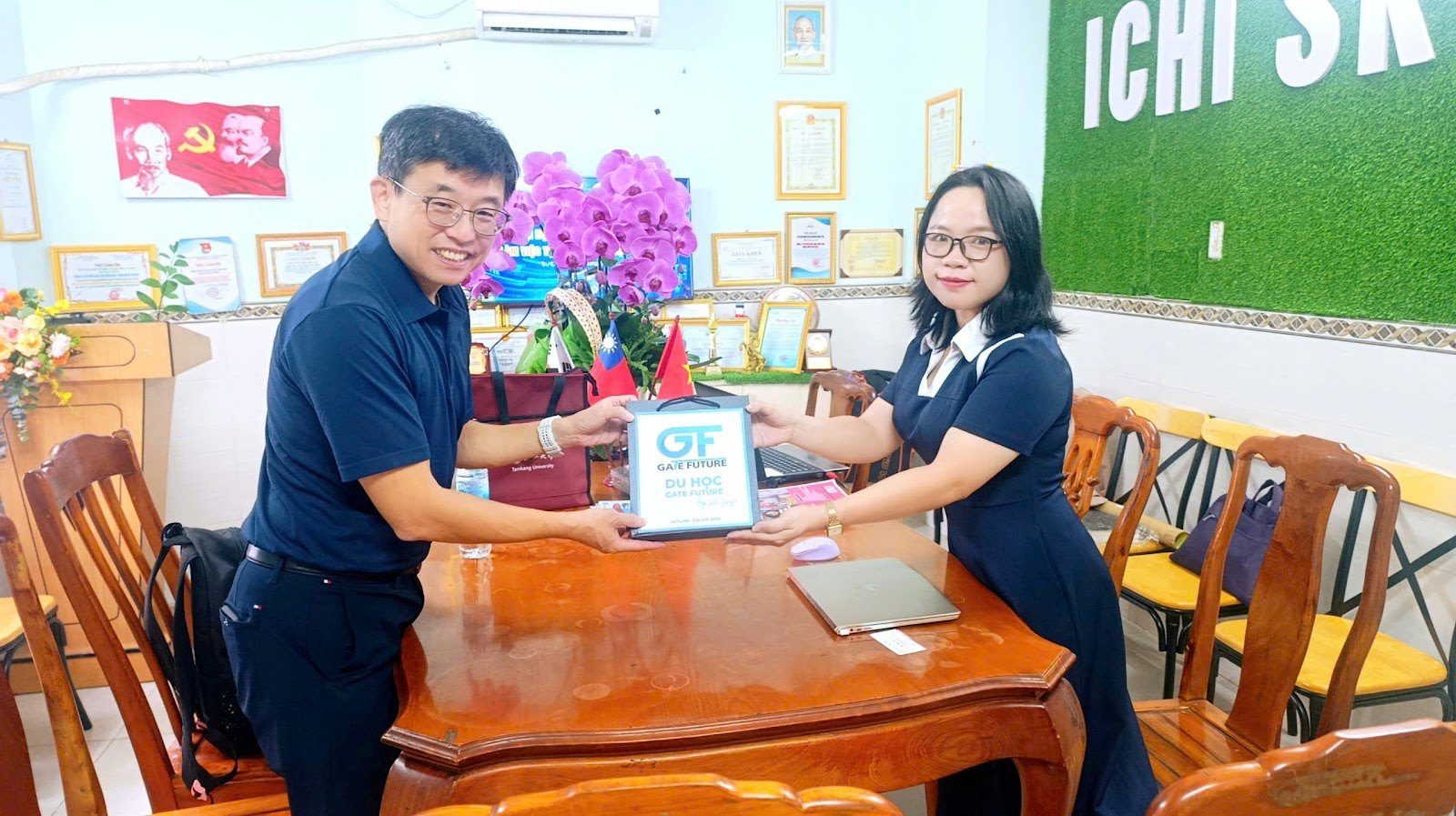 TS. Yeh nhận quà lưu niệm của Gate Future