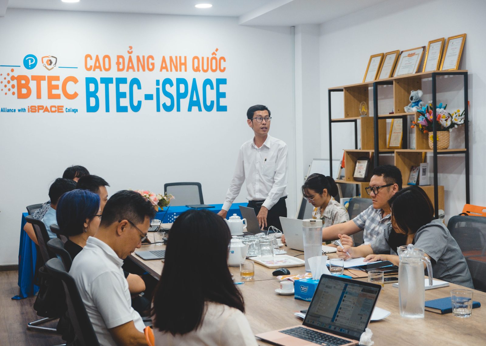 Buổi làm việc giữa Khôi Việt và iSPACE trước lễ ký kết tháng 4/2025