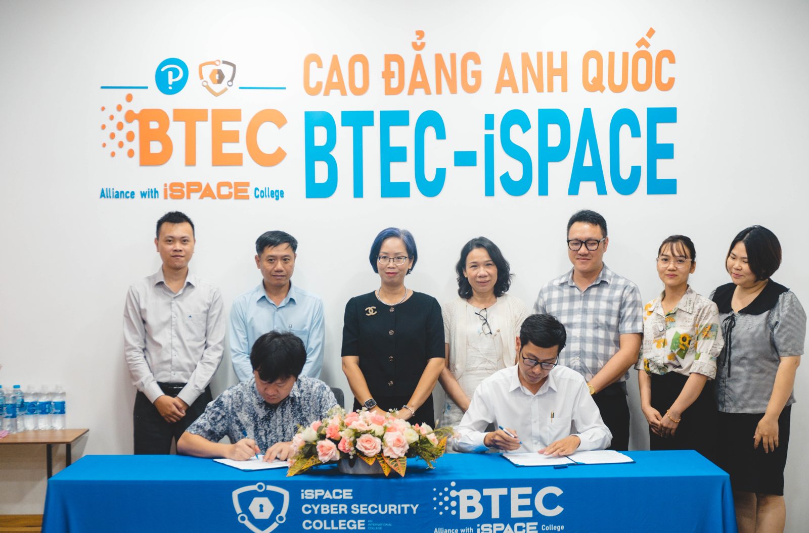 Đại diện hai trường ký văn bản hợp tác trước phông Cao đẳng Anh Quốc BTEC-iSPACE