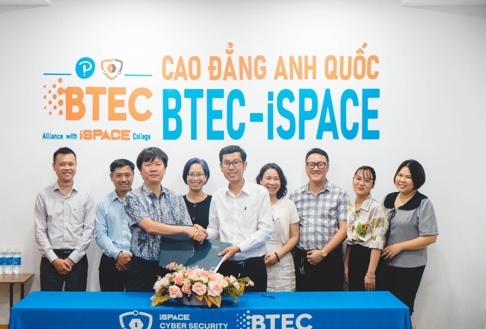 Đại diện Khôi Việt và iSPACE bắt tay sau lễ ký