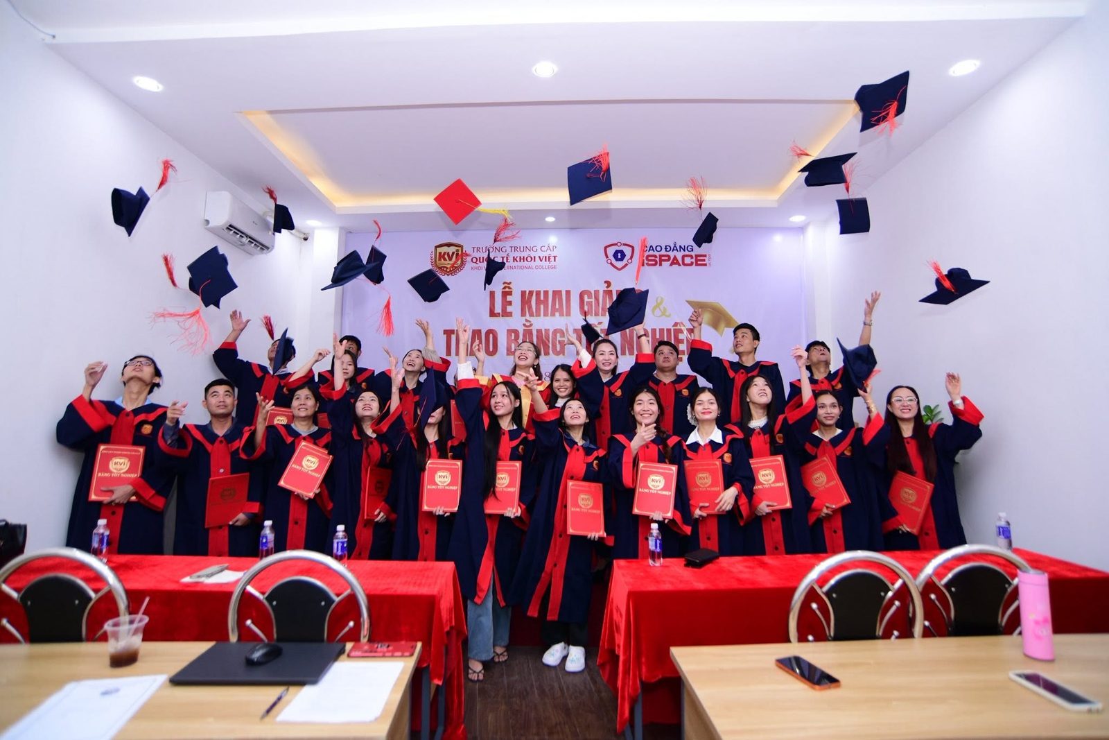 Tân khoa tung mũ tại lễ trao bằng năm 2026