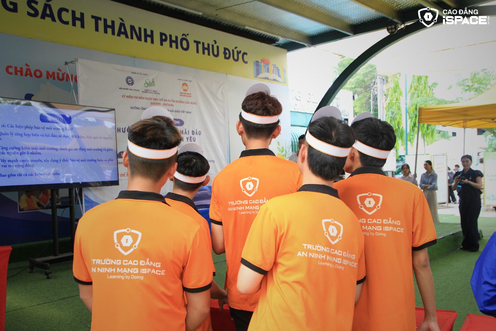 Các đội thi trên sân khấu