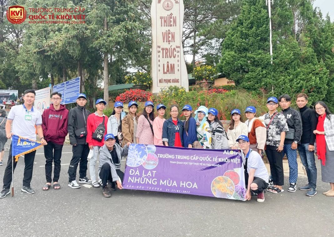 Đoàn dã ngoại chụp ảnh lưu niệm