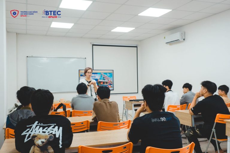 Buổi sinh hoạt lớp đầu khoá: những điều tân sinh viên nên ghi lại