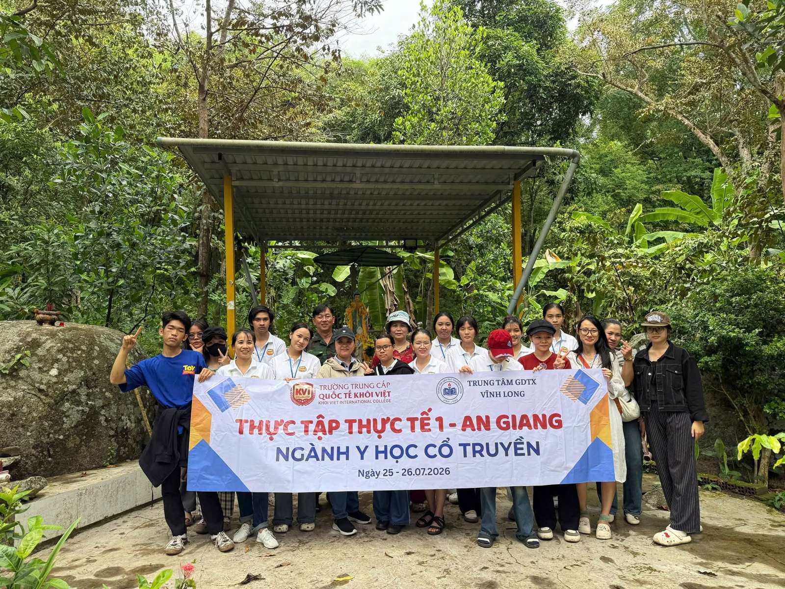 Đoàn tại vườn cây thuốc