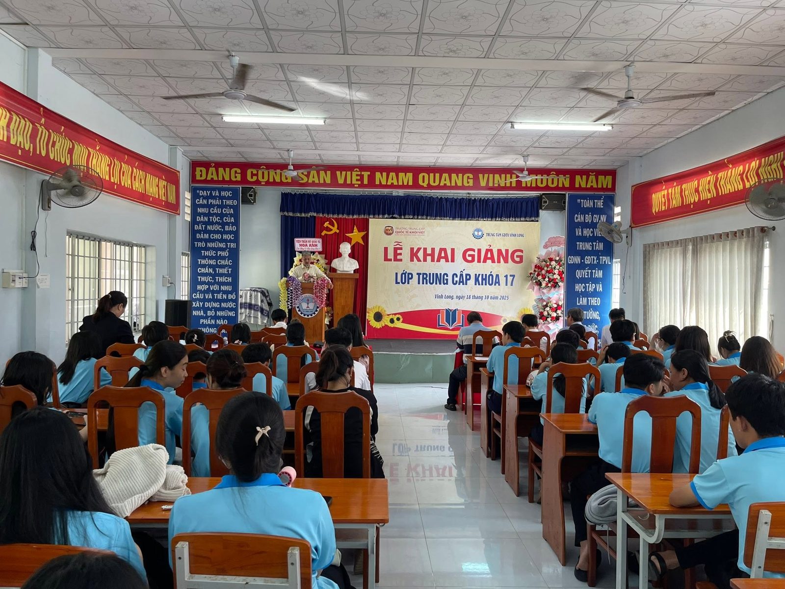 Học viên dự lễ khai giảng