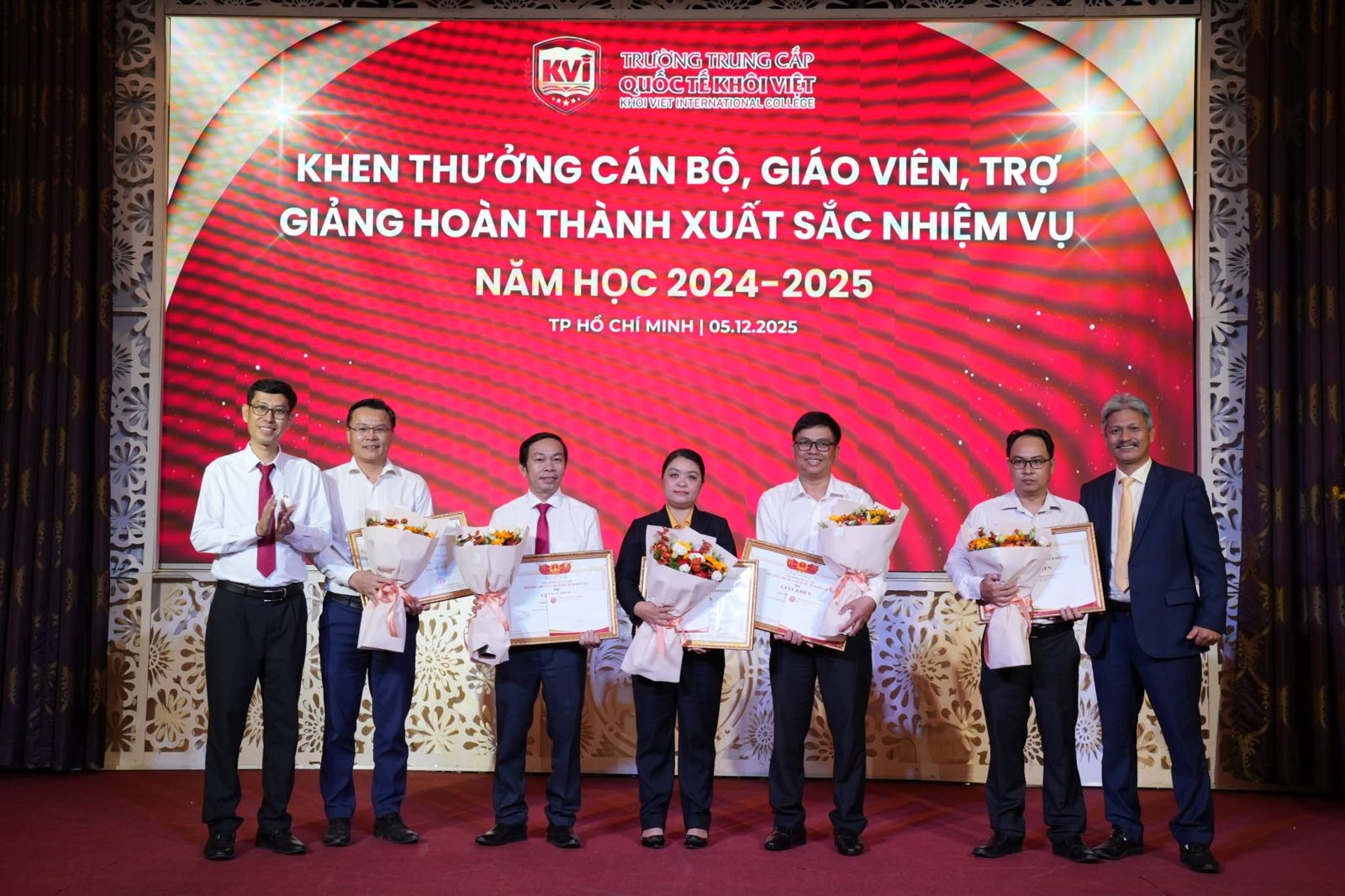 Khen thưởng giáo viên năm học 2024-2025