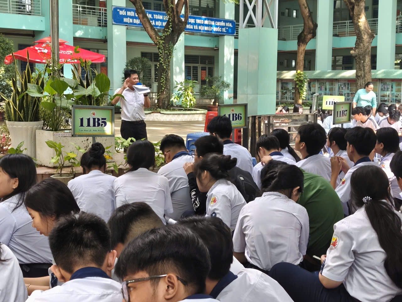 Học sinh khối 11 nghe hướng dẫn