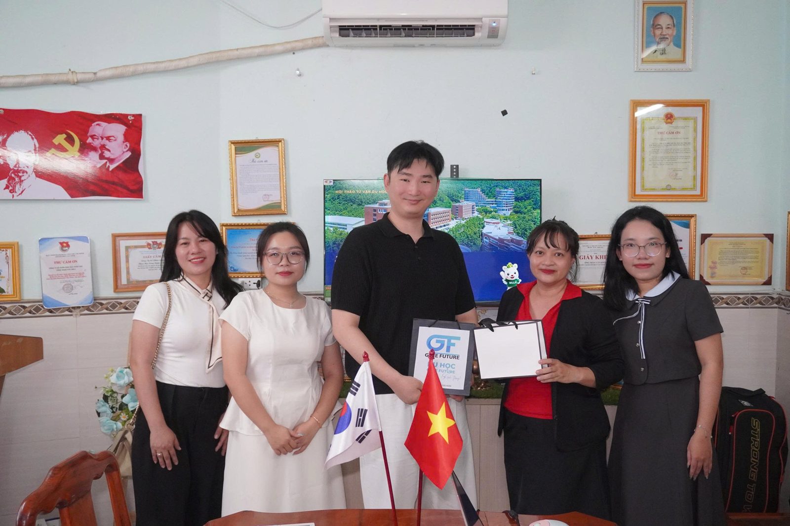 Chụp ảnh lưu niệm sau buổi phỏng vấn