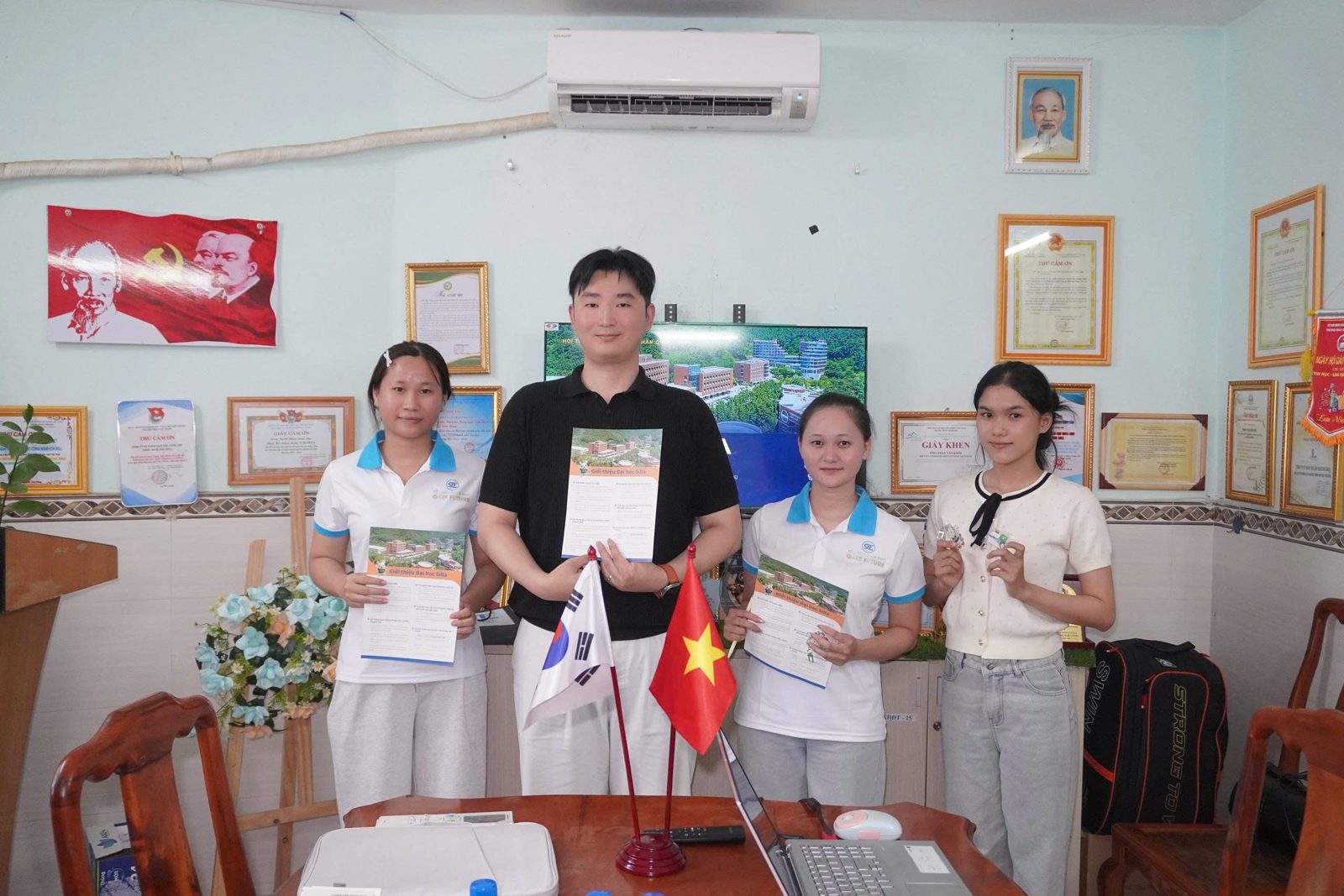 Học viên xem tài liệu của trường