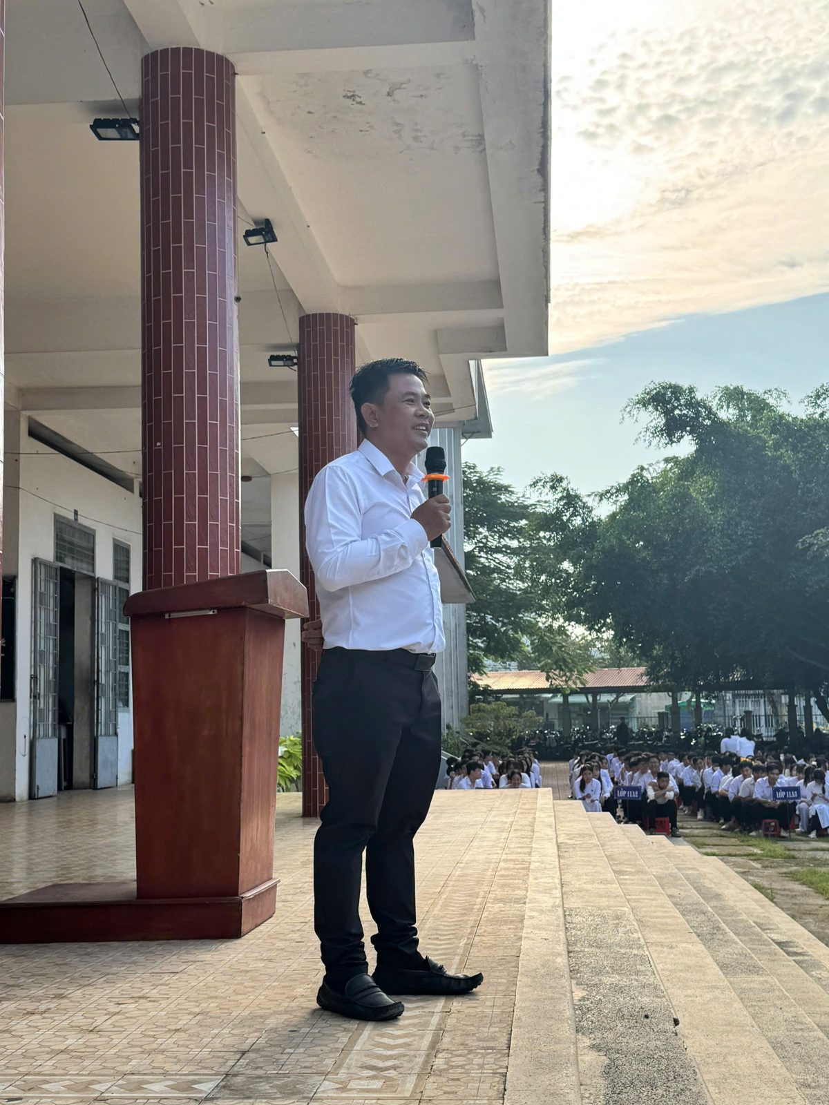 Diễn giả trình bày tại buổi hướng nghiệp