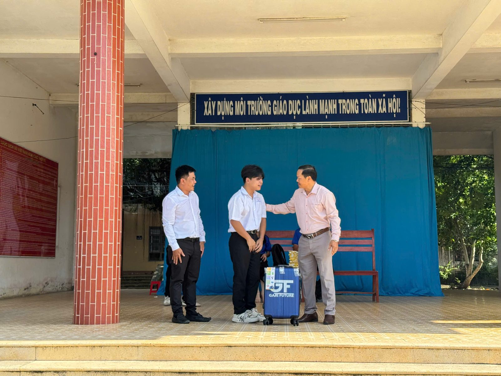 Trao quà cho học sinh