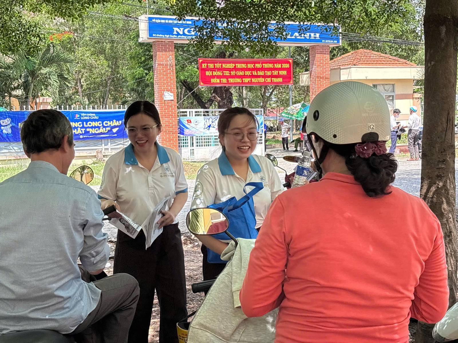 Phụ huynh chờ trước cổng điểm thi
