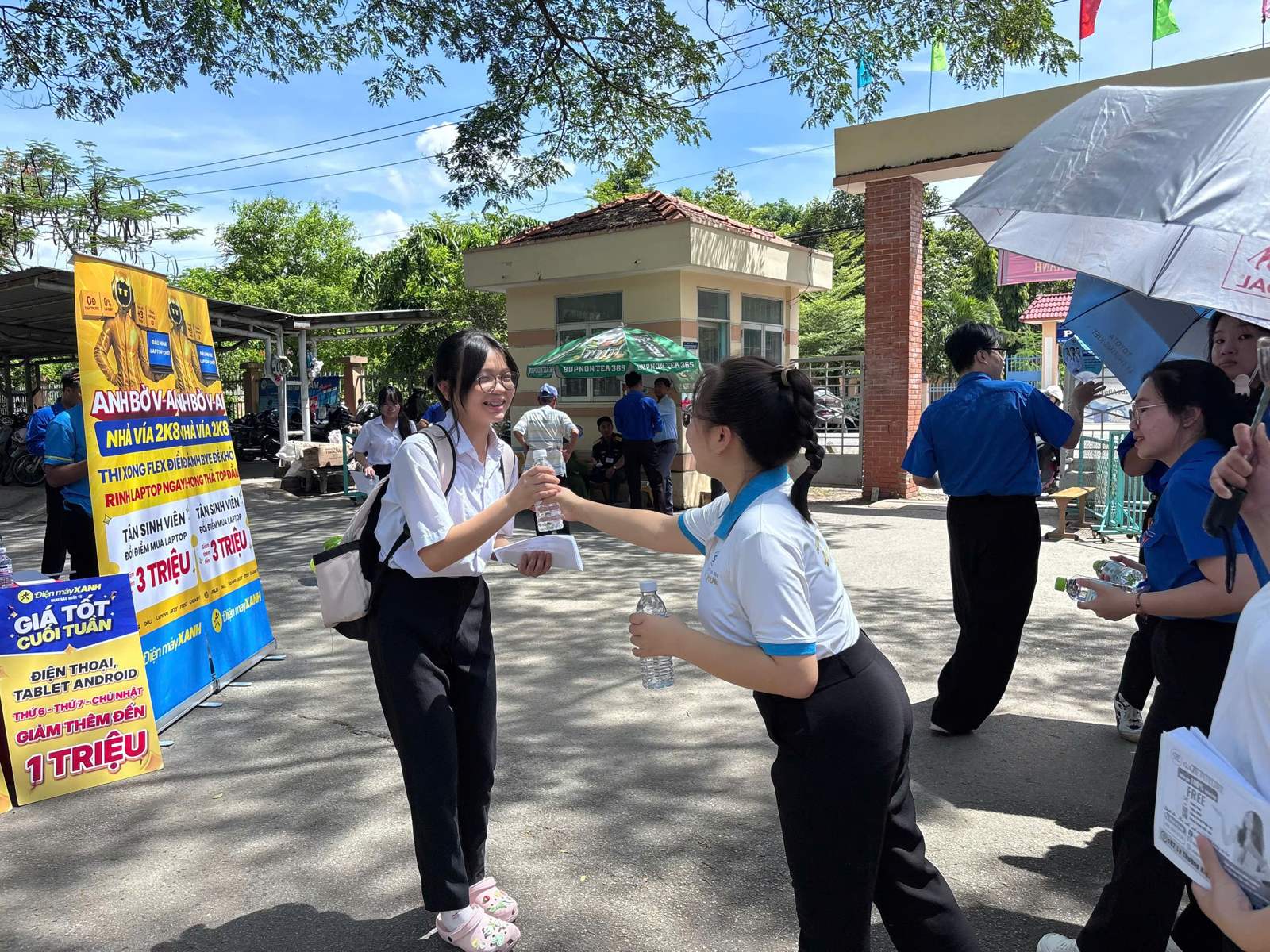 Phát nước uống cho thí sinh