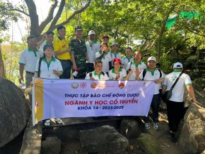 Thực tập bào chế đông dược: học sinh Y học cổ truyền khoá 14 đi thực địa