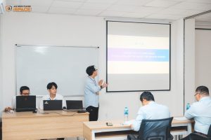 Bảo vệ đồ án tốt nghiệp ở trường cao đẳng: sinh viên iSPACE trình bày sản phẩm