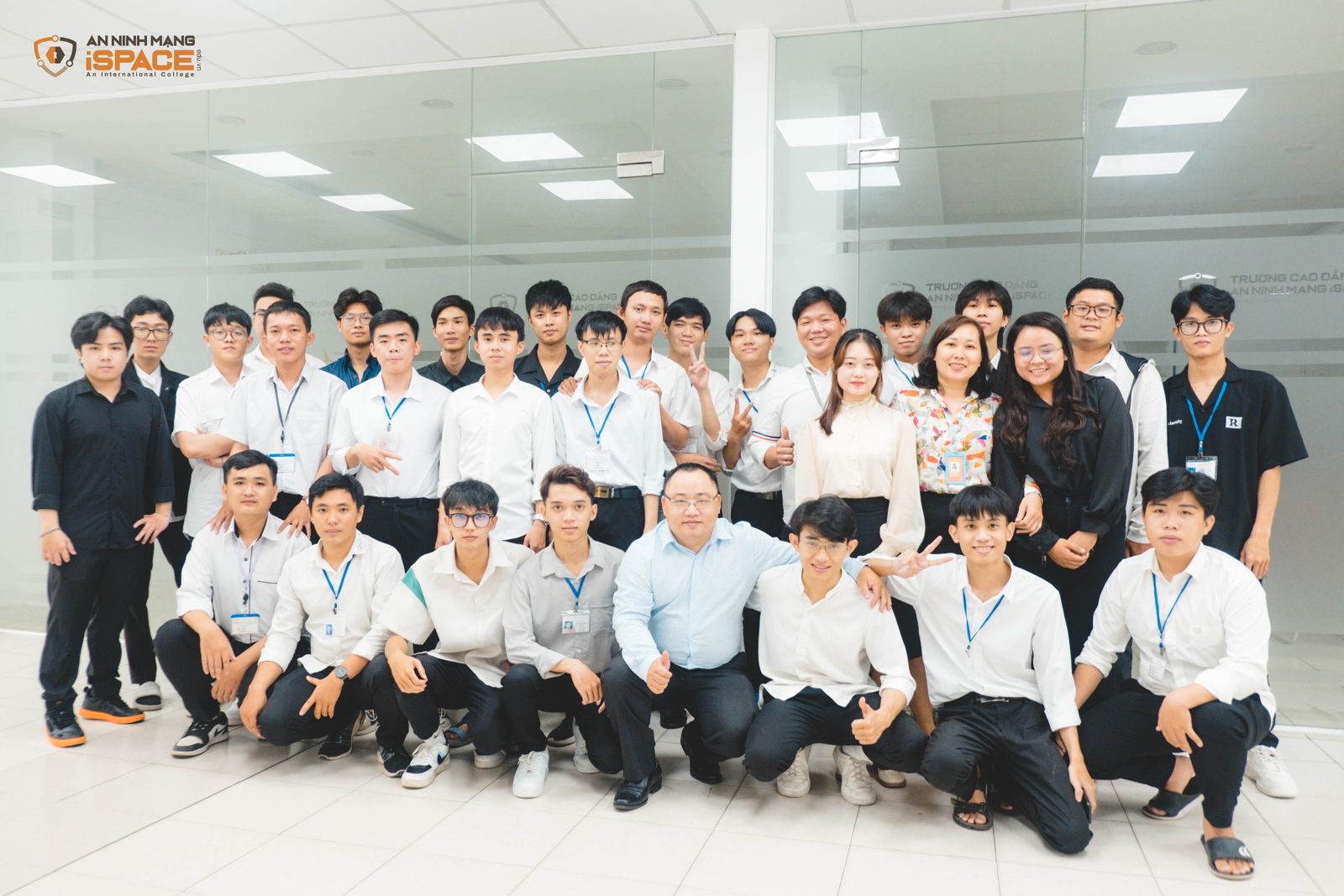 Tập thể sinh viên sau buổi bảo vệ