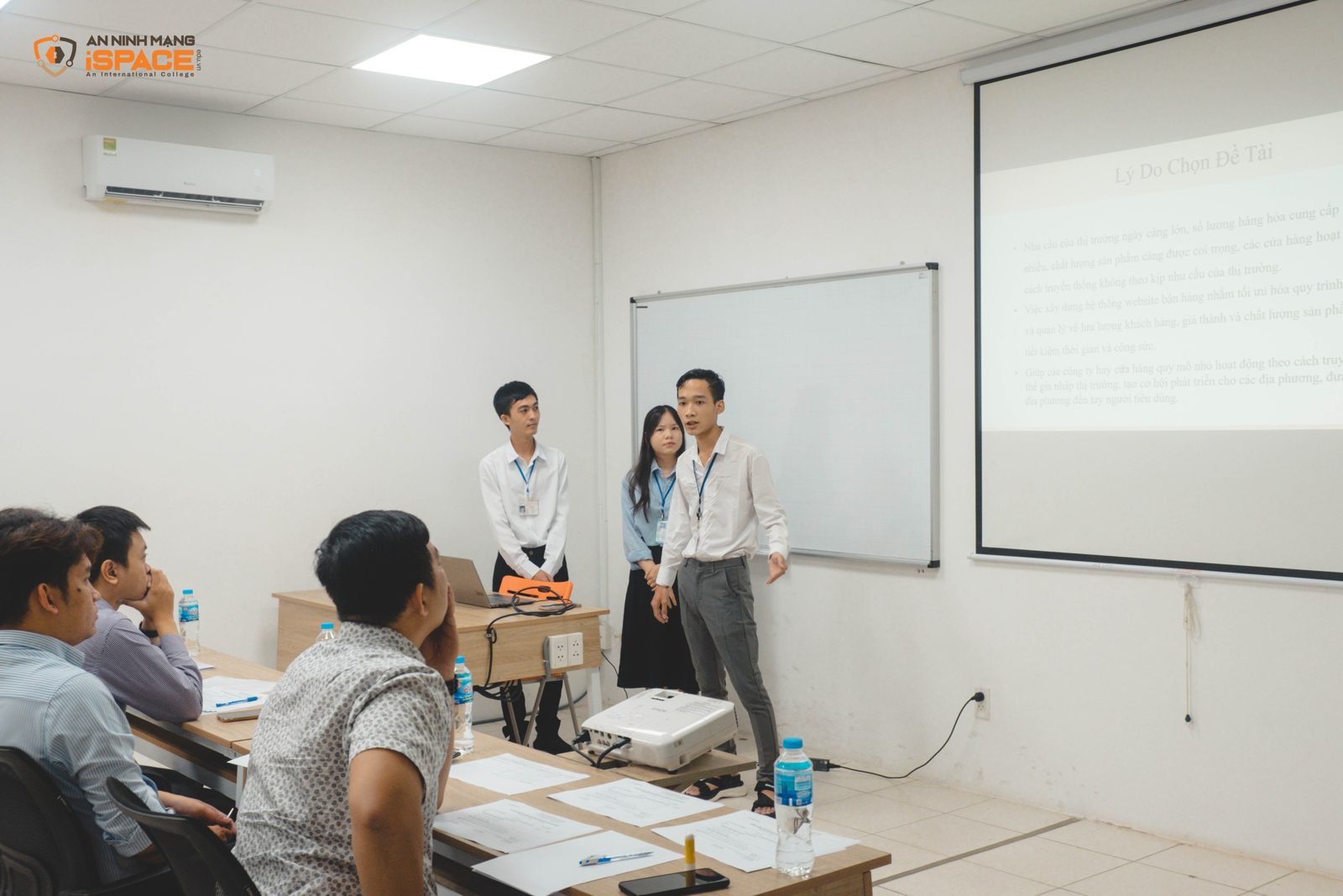Sinh viên ngành Lập trình máy tính bảo vệ đồ án