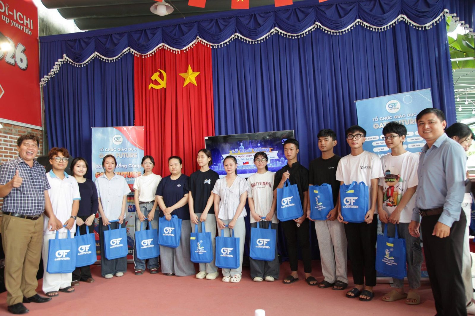 Học viên nhận quà tại lễ khai giảng