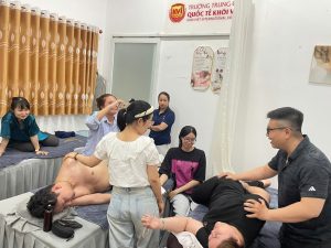 Thực hành massage trị liệu và làm móng: học viên Khôi Việt học nghề trên người thật