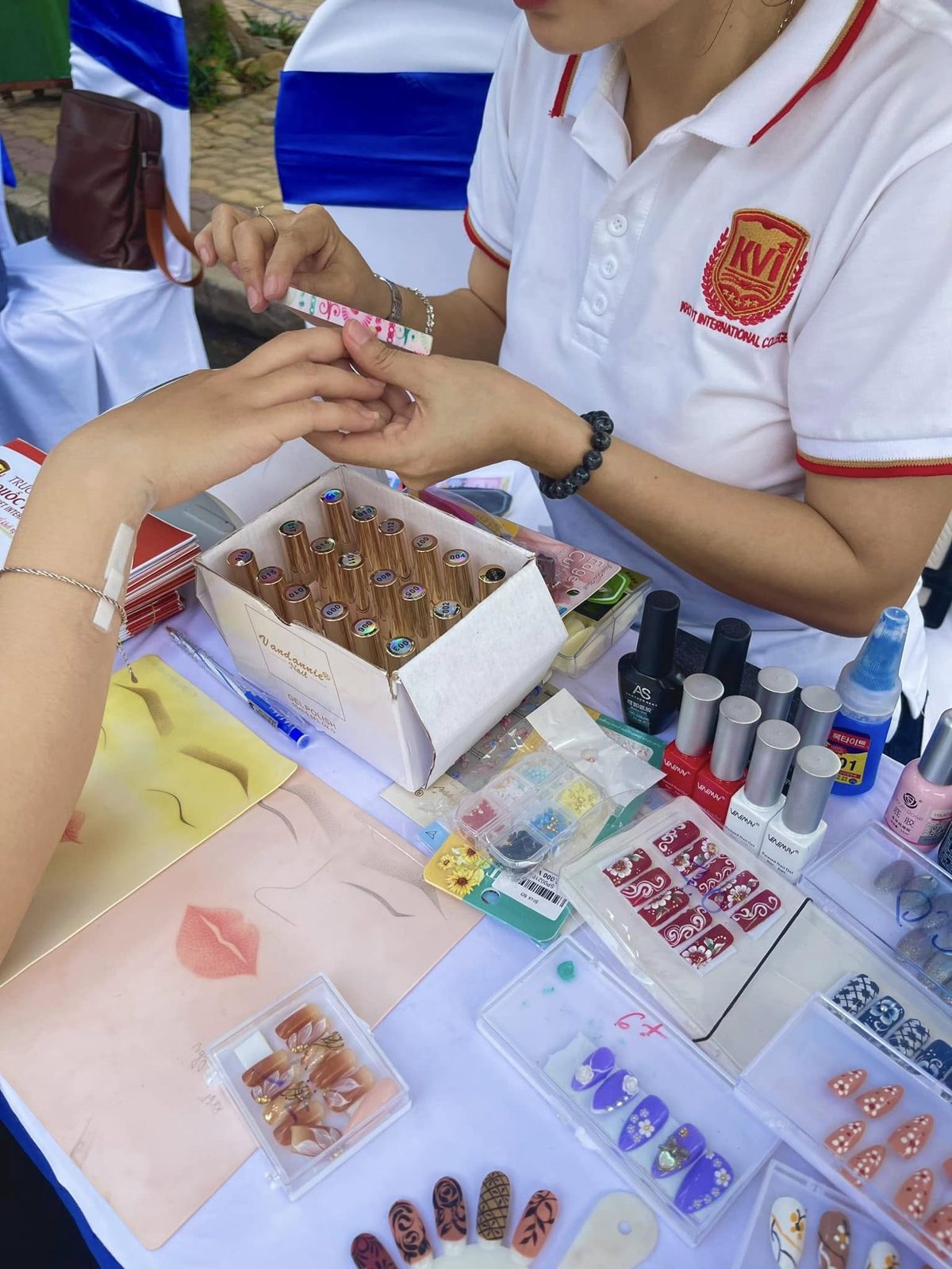 Học viên thực hành làm móng