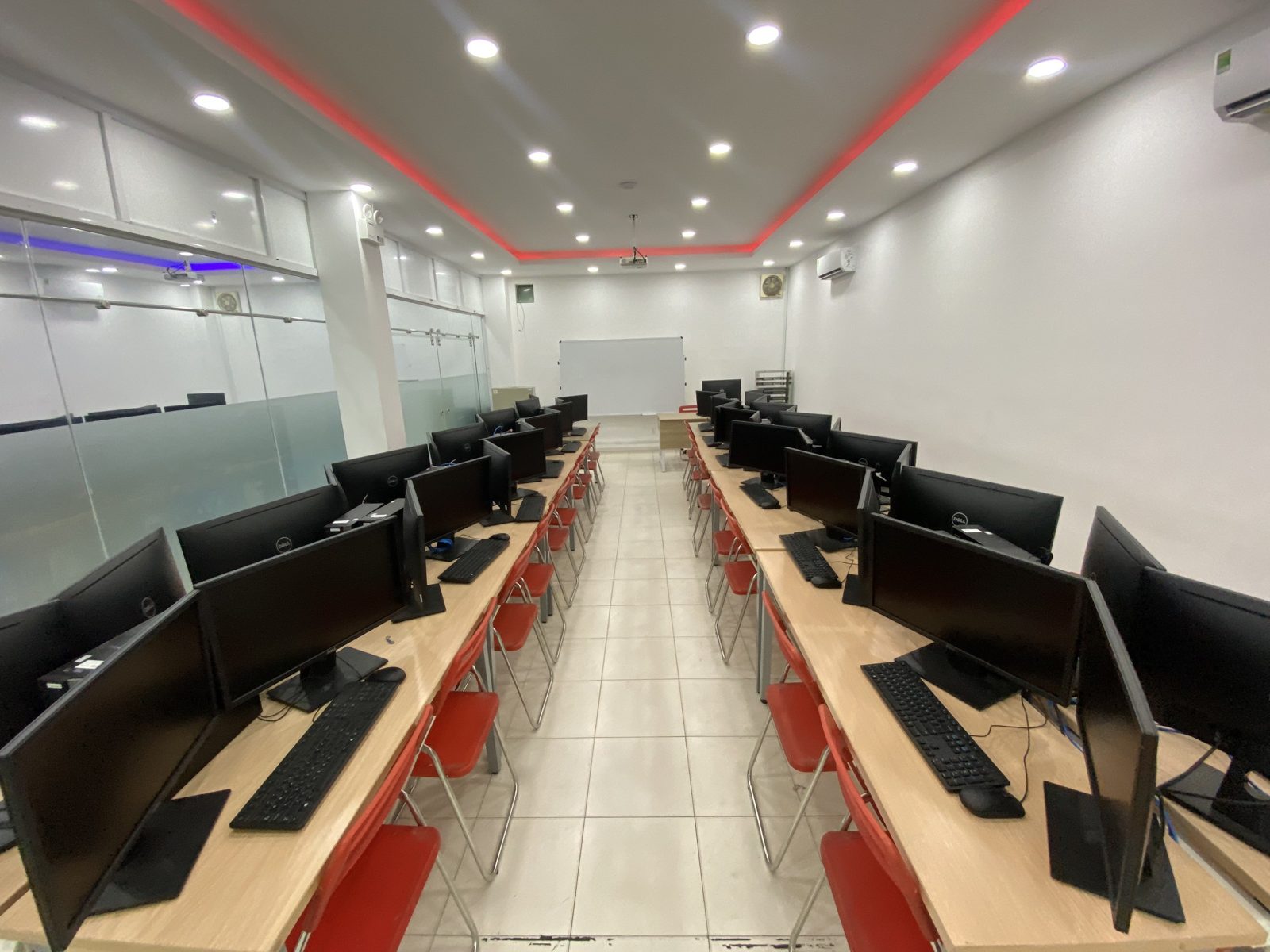 Phòng máy tính tại Cao đẳng iSPACE