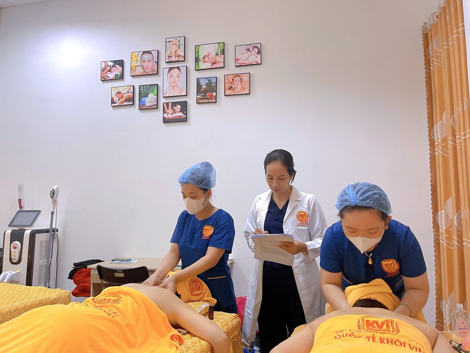 Học viên thực hành chăm sóc da trên giường spa