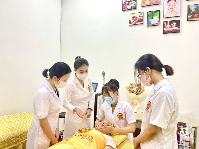 Một buổi thực hành chăm sóc da tại Khôi Việt