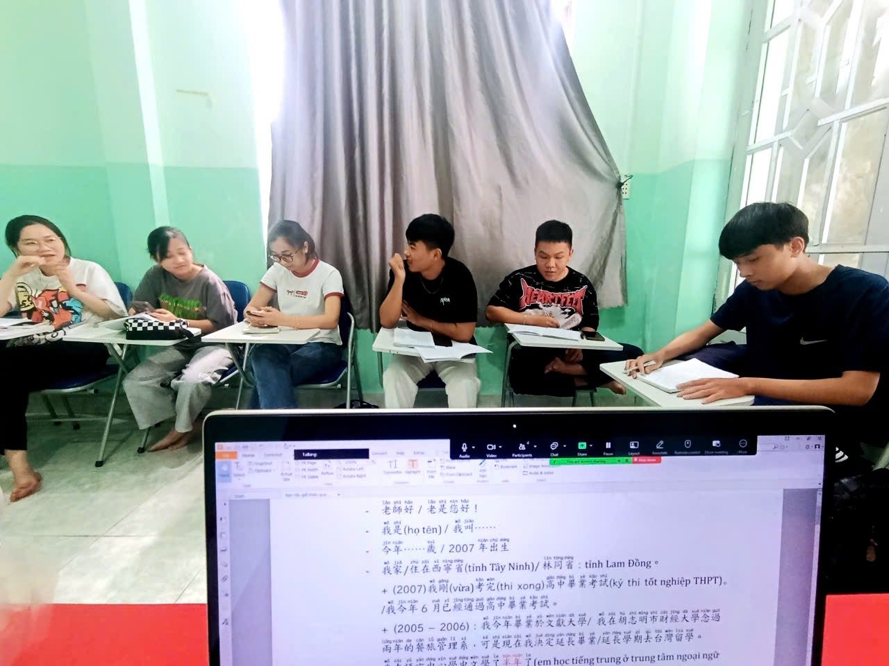 Học viên trong giờ học tiếng Trung