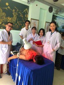 Học Y học cổ truyền: thực hành trên giường bệnh mẫu cùng giảng viên