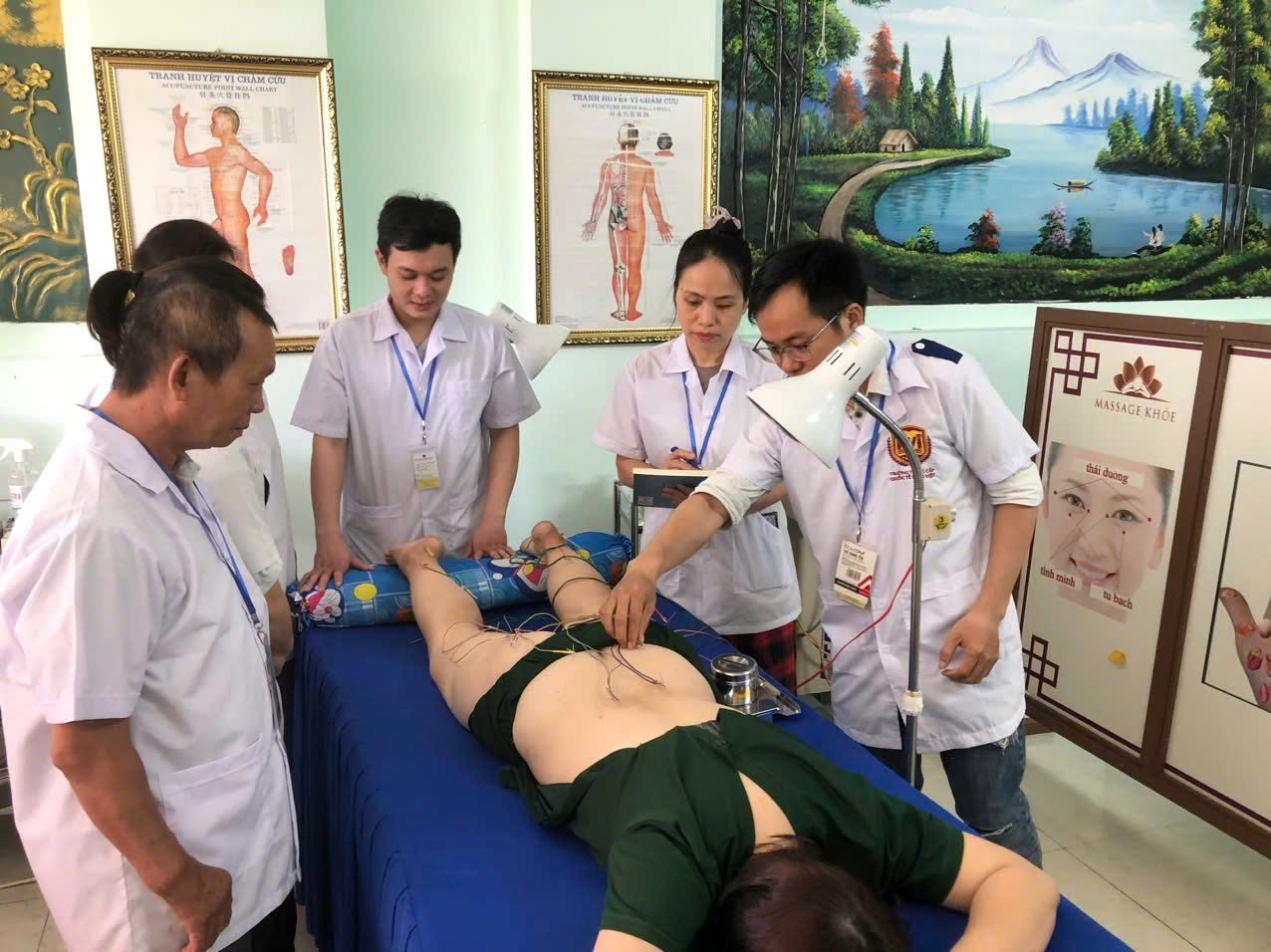 Học sinh thực hành kỹ thuật dưới sự hướng dẫn của giảng viên