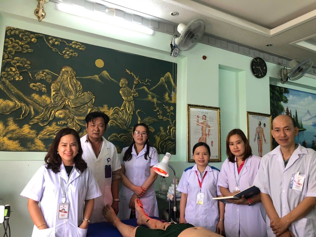 Giảng viên và học sinh ngành Y học cổ truyền